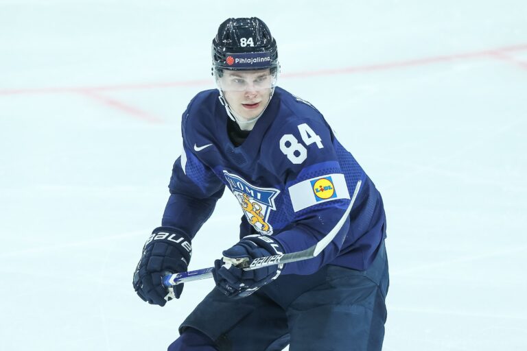 Kaapo Kakko nousi takavasemmalta Leijonien 4 Nations Face-Off -miehistöön: ”Tunnen oloni paremmaksi ja itsevarmemmaksi”
