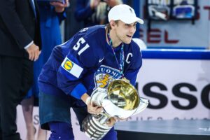 Jääkiekkoleijoniksi kuusi uutta nimeä – mukana kolmen kullan mies