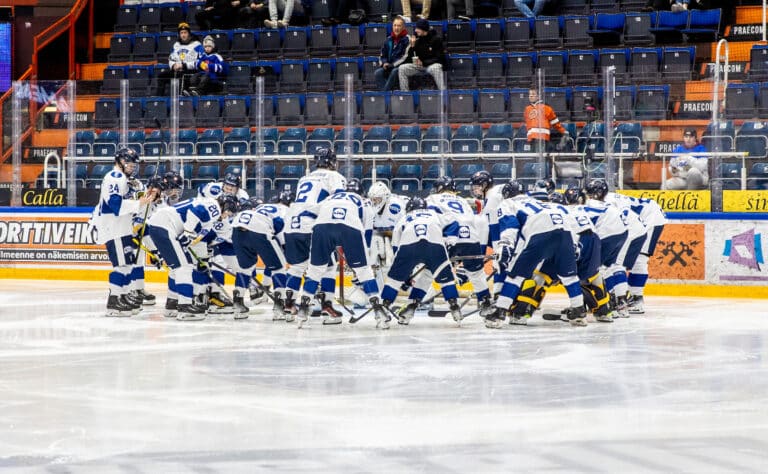 Nuorten Leijonien MM-leiriryhmä on tässä