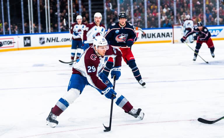 Nathan MacKinnon nappasi Hart Trophyn