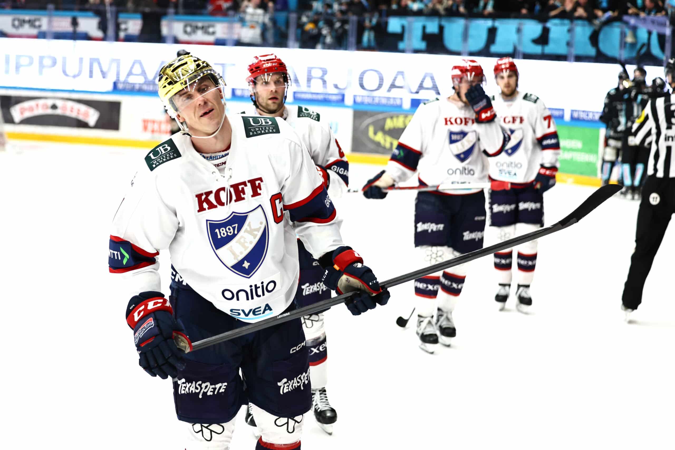 HIFK:n ovi käy – väkeä ulos, vähän sisään