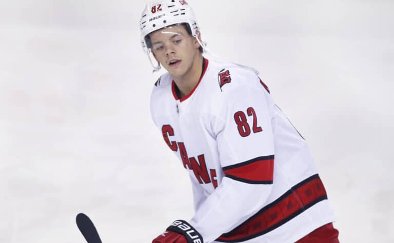 Jesperi Kotkaniemi potku-uhan alla NHL:ssä – seuran olisi maksettava miehelle posketon summa