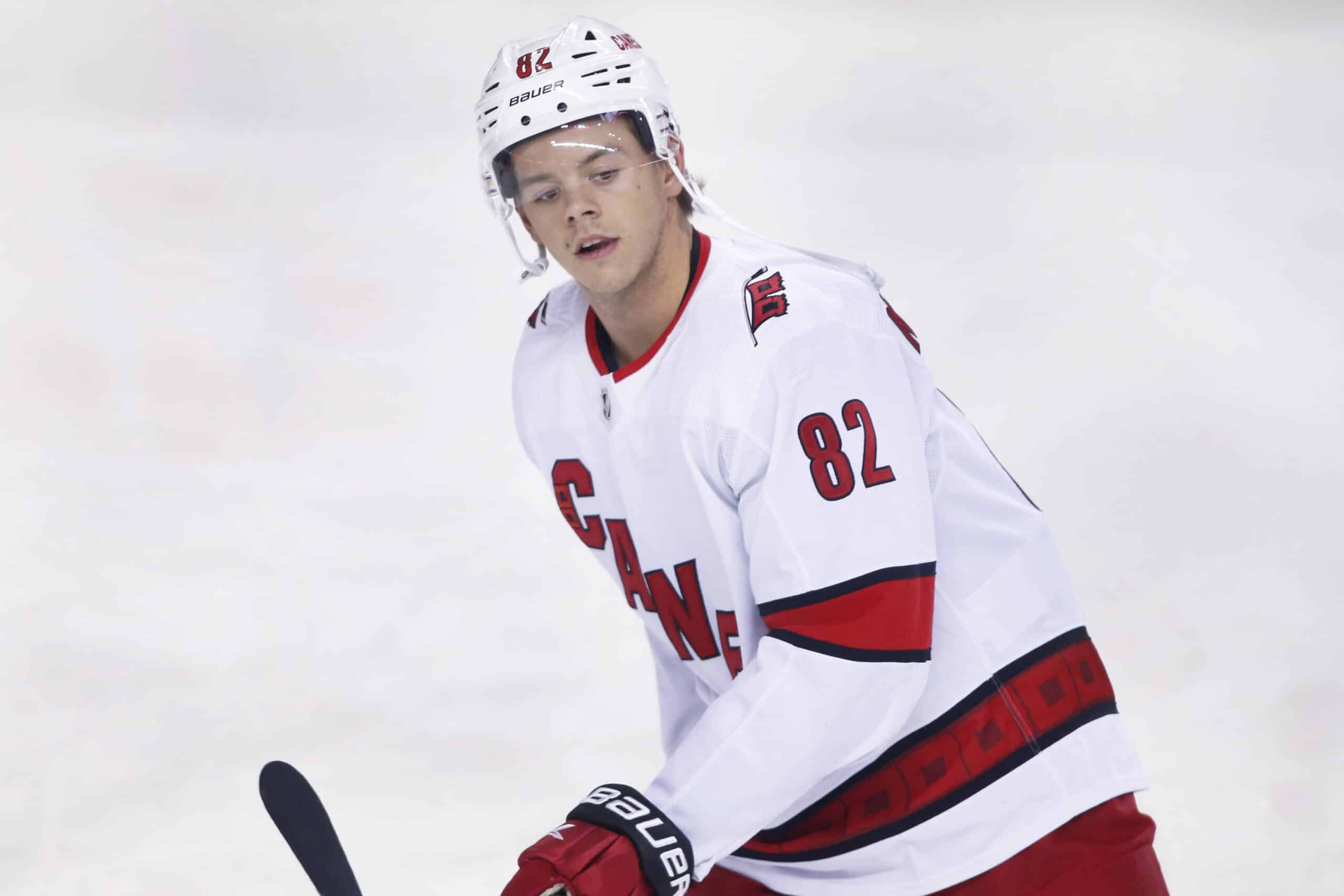 Jesperi Kotkaniemi potku-uhan alla NHL:ssä – seuran olisi maksettava miehelle posketon summa