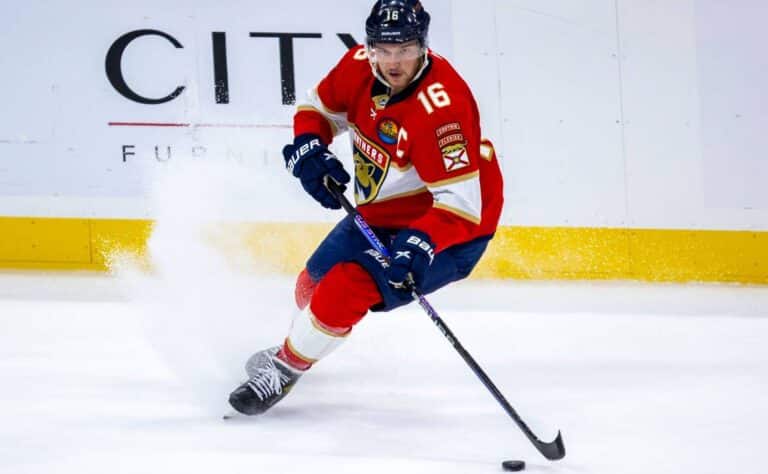 Mahtavaa! Aleksander Barkov voitti Selke Trophyn