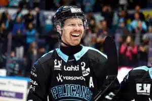 Lähde: Ilves kaappaamassa paluumuuttajan Pelicansin nenän edestä