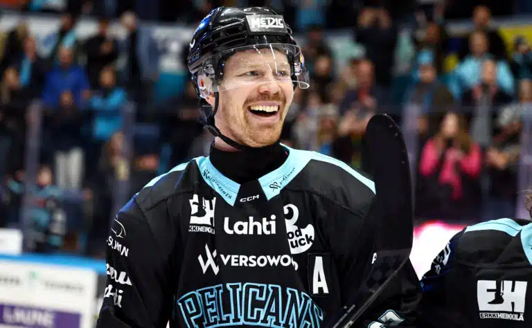 Lähde: Ilves kaappaamassa paluumuuttajan Pelicansin nenän edestä