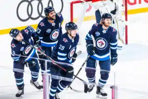 Dustin Byfuglien vihjaa yllättävästä paluusta jäälle – ”Täytyy tutkia asiaa”