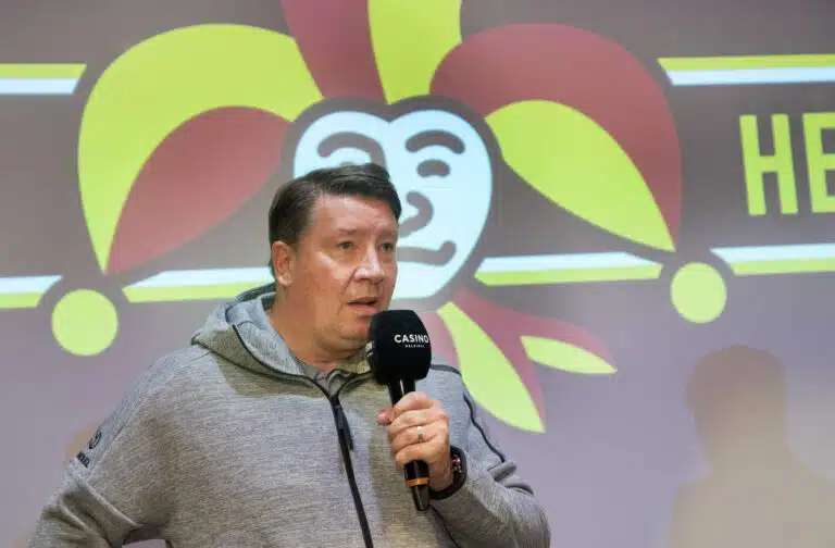 NÄKÖKULMA: Kiekkolegendasta fanijoukon sylkykupiksi
