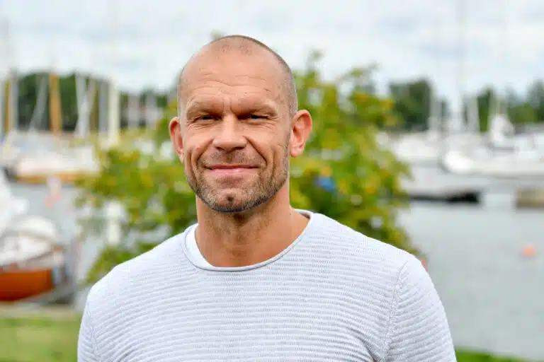 Jere Karalahti pysyy kaltereiden takana