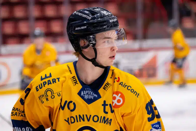Jukurit paikkaa poissaolojaan lainamiehellä