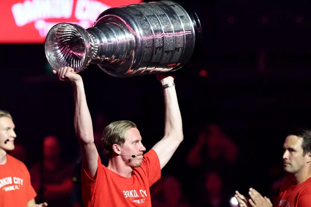 Niko Mikkola järjesti Stanley Cup-juhlan pienille potilaille