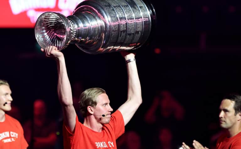 Niko Mikkola järjesti Stanley Cup-juhlan pienille potilaille
