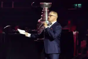 Suosikkiselostaja Antti Mäkinen uskoo melkoiseen NHL:n salaliittoon