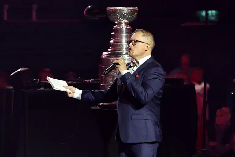 Suosikkiselostaja Antti Mäkinen uskoo melkoiseen NHL:n salaliittoon