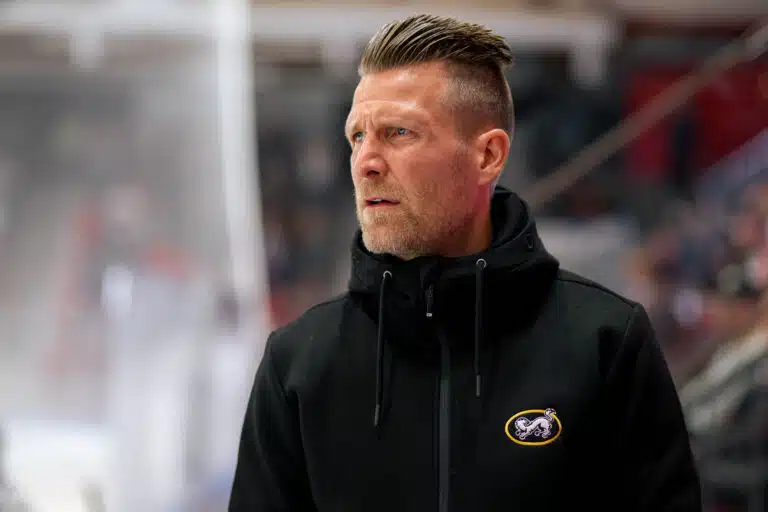 Kärpät entistä karmeammassa tilassa – fanit protestoivat koko ottelun läpi