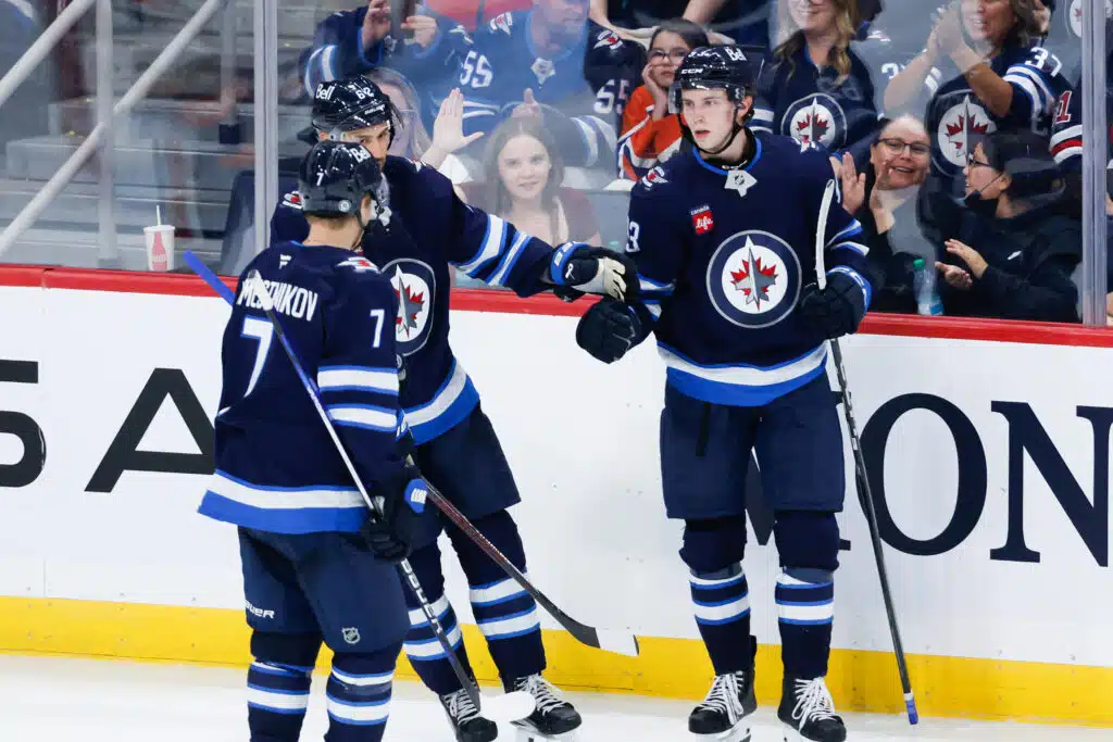 Winnipeg Jetsin maalivahti hämmästyttävässä iskussa