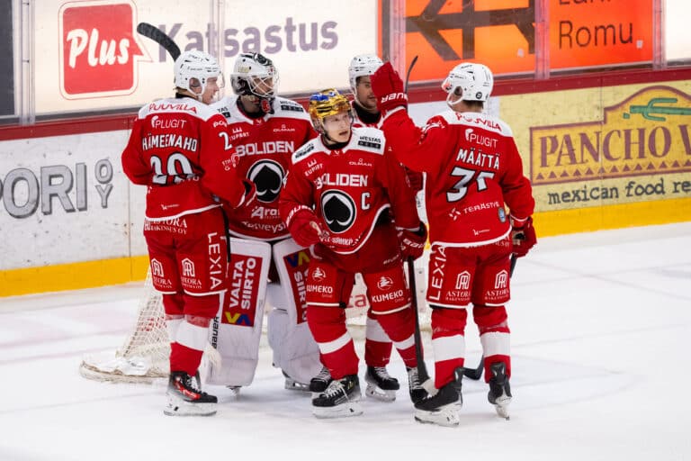 Nimi muistiin! 16-vuotias superlupaus kolkuttelee Liigan portteja!