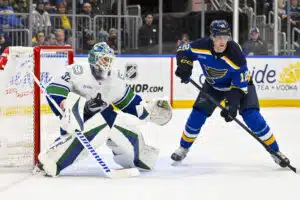 Kevin Lankinen (vas.) Vancouver Canucks ja Radek Faksa, St. Louis Blues