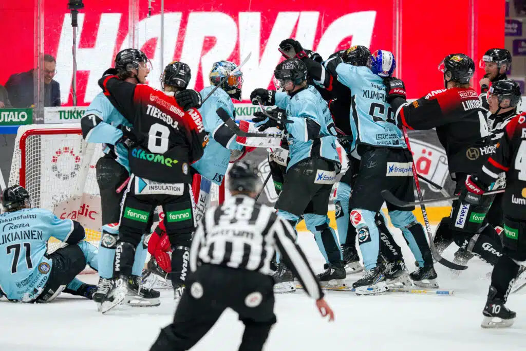 Pelicansin maalivahti pimeni täysin – ajettiin suihkuun