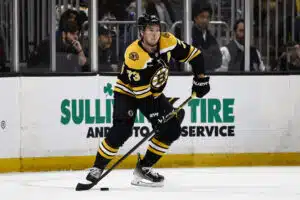 Tähtivalmentajalta maireat kehut suojatilleen: ”Hän on NHL:ssä eliittipuolustaja”