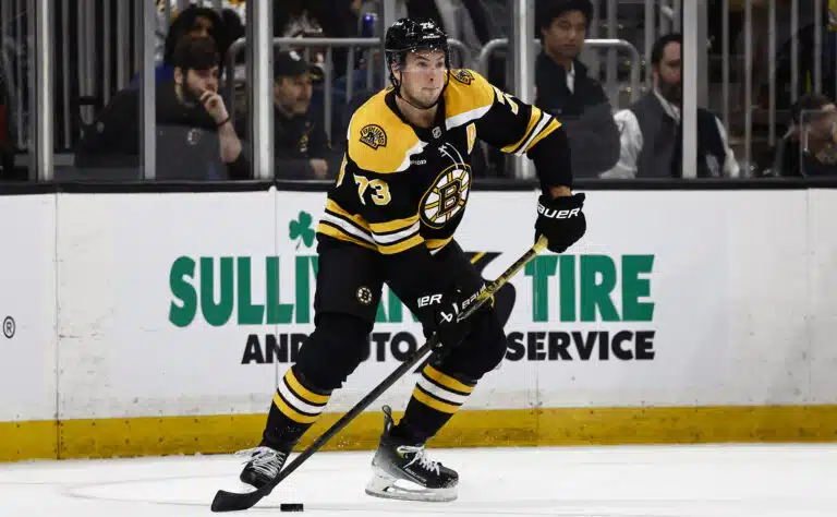 Tähtivalmentajalta maireat kehut suojatilleen: ”Hän on NHL:ssä eliittipuolustaja”