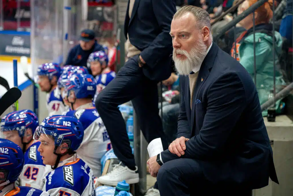 Tapparan Rikard Grönborgilla paljon puhuva t-paita