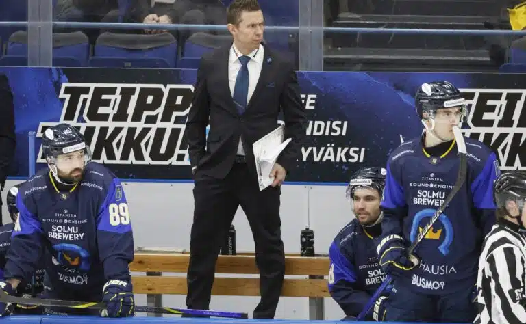 Liiga-valmentaja murahti tuomareista: ”En halua, että jätkät kaatuilee tuolla”