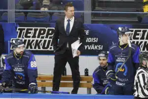 Jyrki Aho pudotuspelimoodissa – ”Koitetaan takakarvata kovempaa”