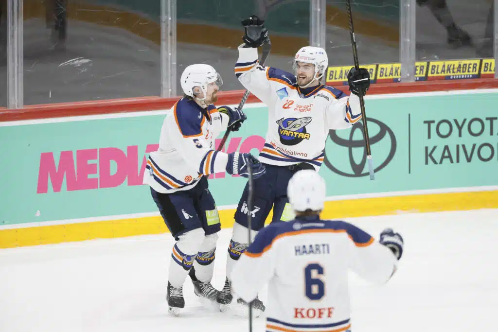 Teemu Pulkkinen nostamassa Kiekko-Vantaata Jokereiden edelle