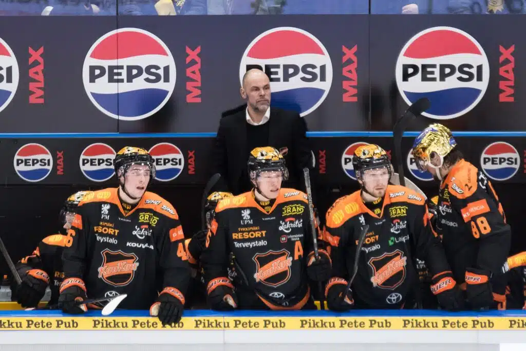 KooKoo nöyryytti Kiekko-Espoota finaalissa