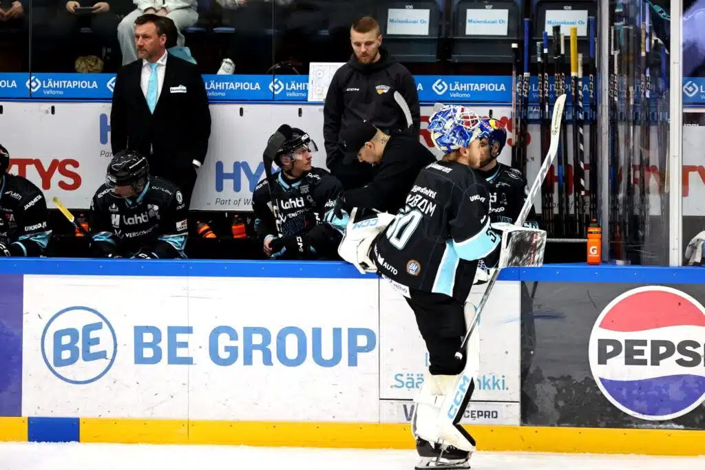 Pelicans repäisi rajusti – valmentajille kenkää