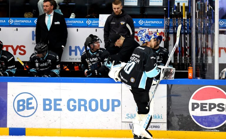 Pelicans repäisi rajusti – valmentajille kenkää