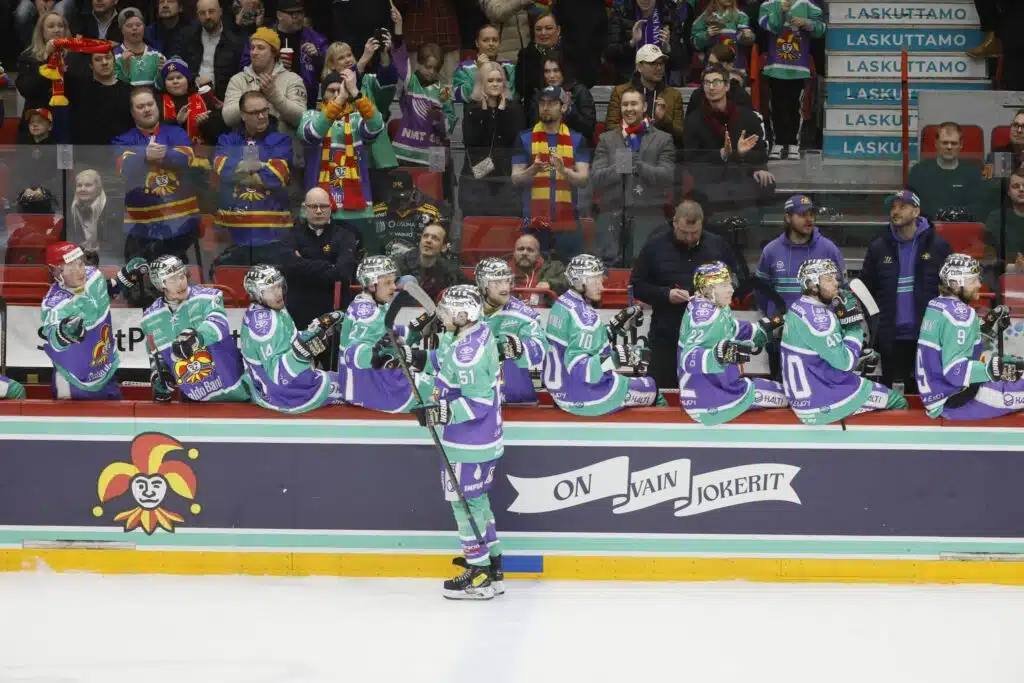 Jokereille murskavoitto – Kimmo Timosen poika sikaili