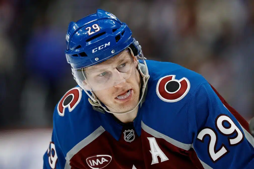Nathan MacKinnon joutui valitsemaan Ovetshkinin ja Jagrin välillä