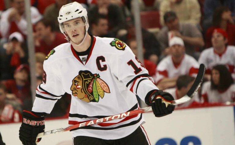 Jonathan Toews valitsee kahden NHL-seuran välillä