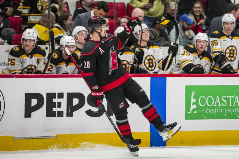 Sebastian Aho loisti – Wayne Gretzkyn ennätys menossa rikki