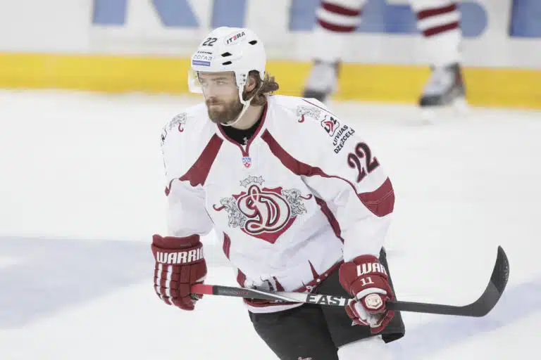 NHL:stä raju tuomio – suomalaispelaajan kanssa tyrittiin urakalla
