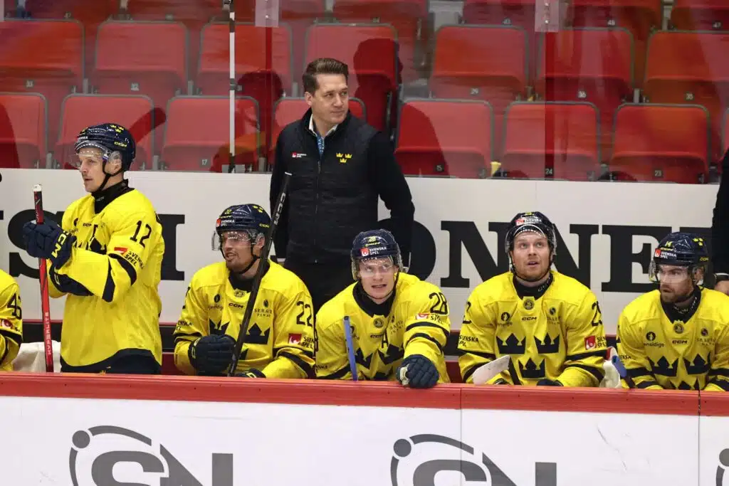 Leijonat murskasivat Ruotsin – kiekkolegenda repi pelihousunsa