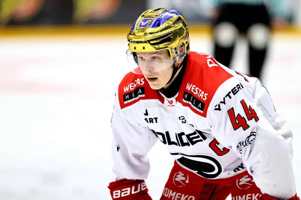 Leijonien MM-pelaaja Ässien kapteenina