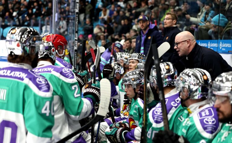 Risto Dufva vertasi Jokereita kuuluisaan satukirjaan – ”Kaninkoloonhan tässä tultiin”