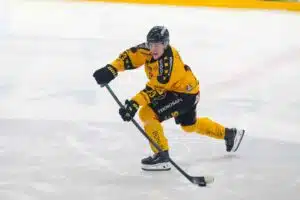 Suomalaistähti vietiin paareilla jäältä – tilanne herätti kaaoksen