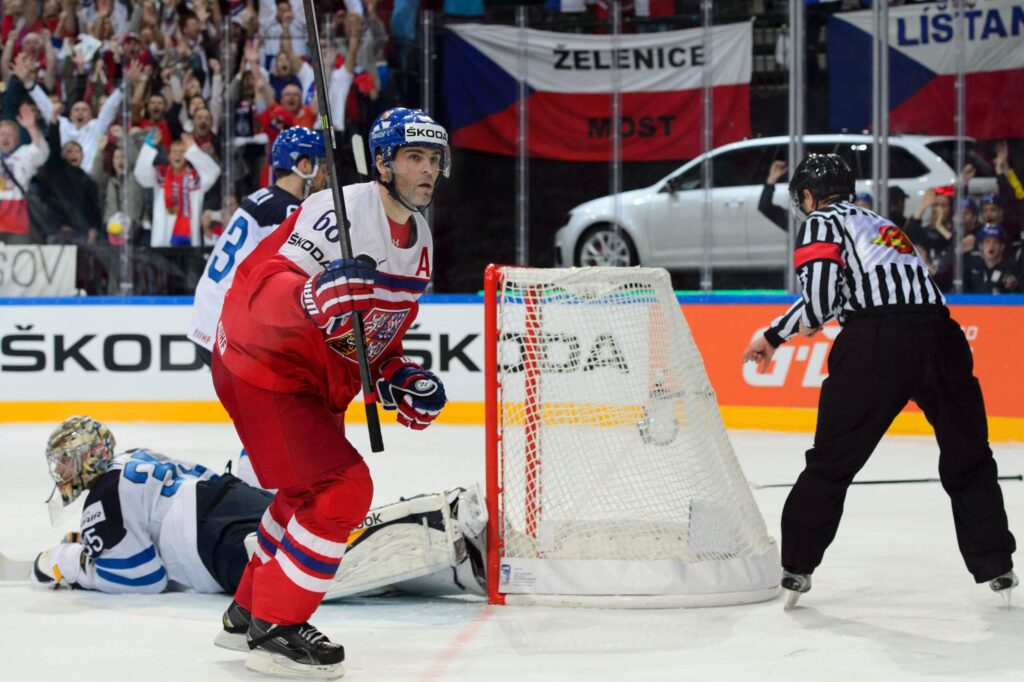 53-vuotias NHL-legenda palasi kaukaloon – näin siinä kävi
