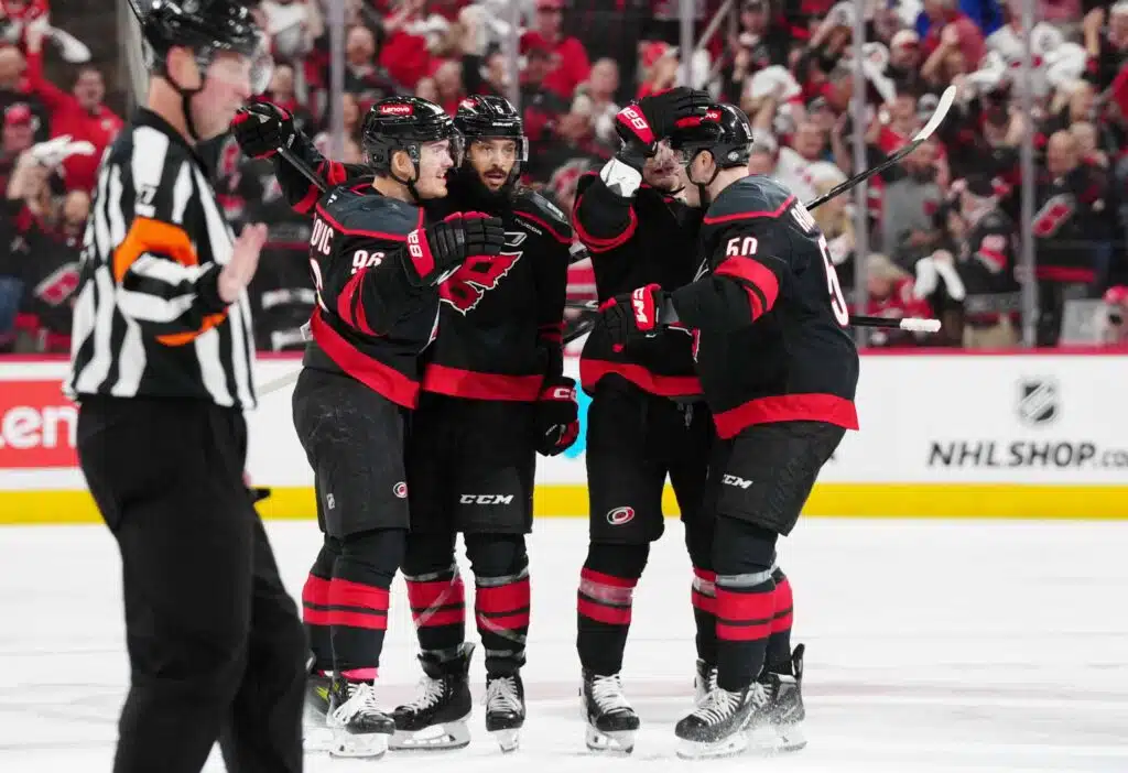 Sebastian Aho sytytti Carolinan – New Jersey köysissä