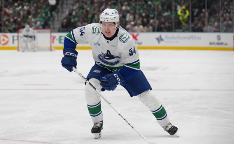 Aatu Räty maalillaan tekemässä hurjaa NHL-historiaa