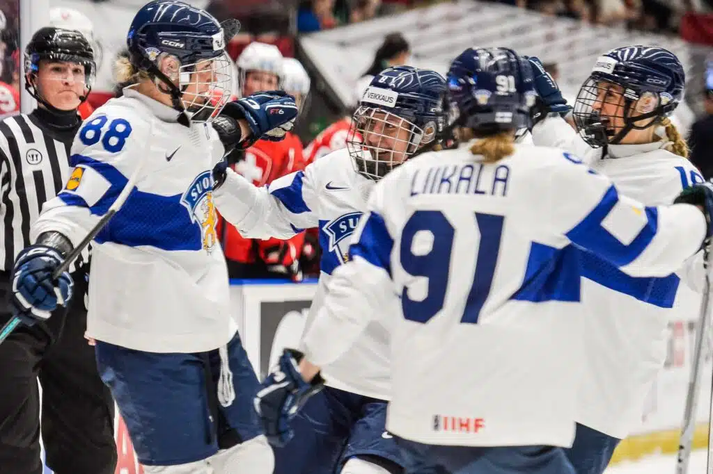 Naisten jääkiekon MM-kisat erikoiseen ajankohtaan