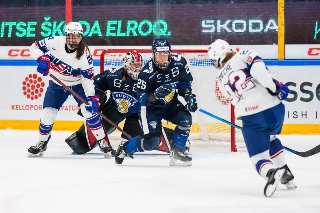 Naisleijonat sai kunnon selkäsaunan MM-kaukalossa