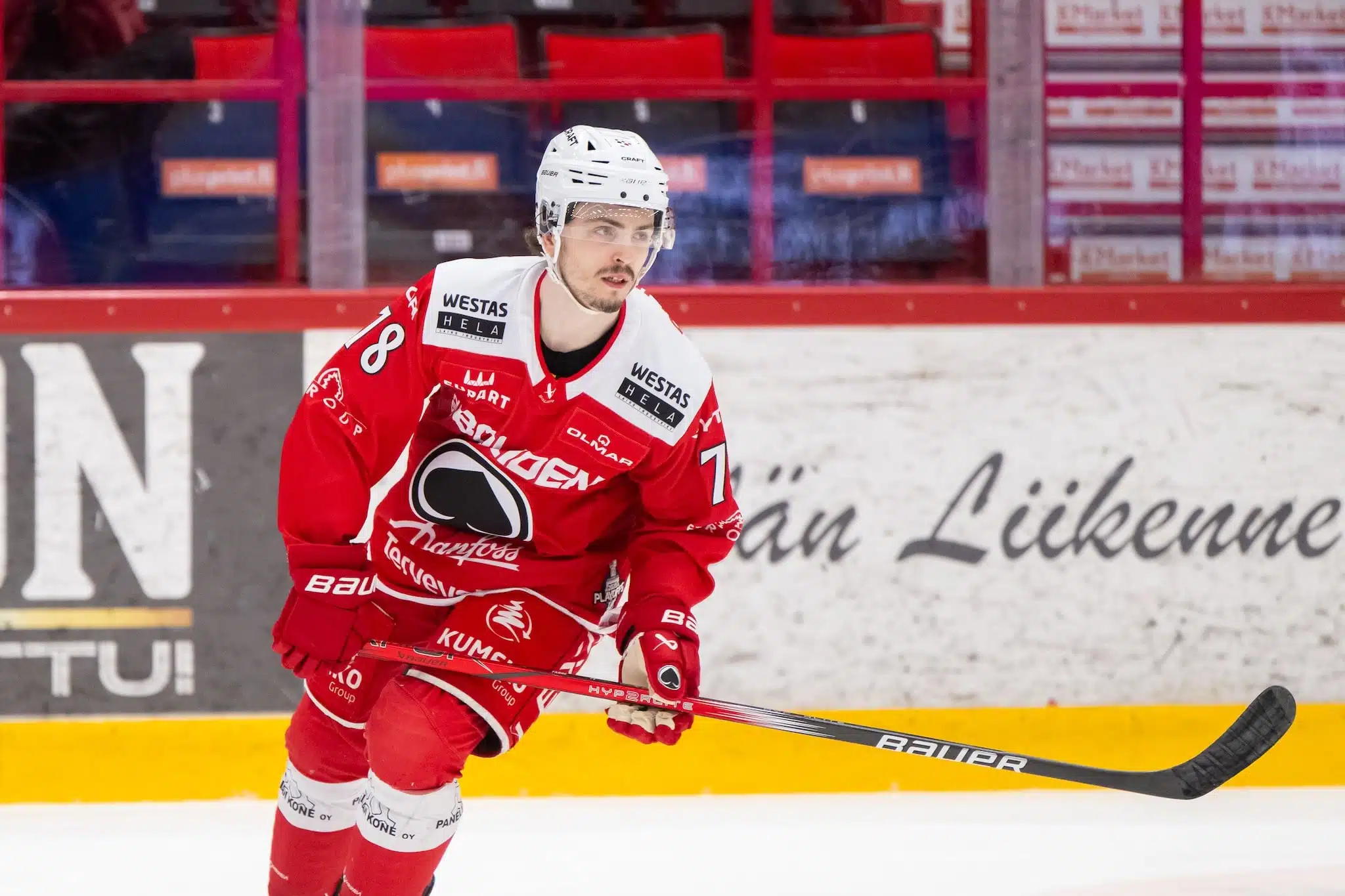 Isku käsille oli liikaa – Ässien supertähti sivuun