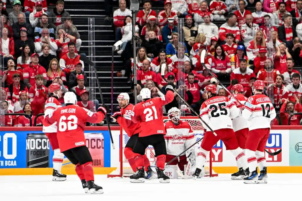 Sveitsi tyrmäysvoitolla jääkiekon MM-finaaliin