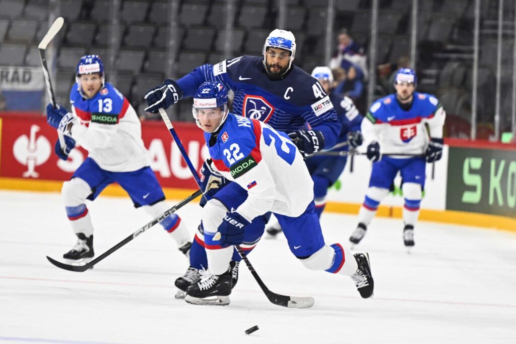 Jääkiekon MM-kisaottelu päättyi nujakointiin