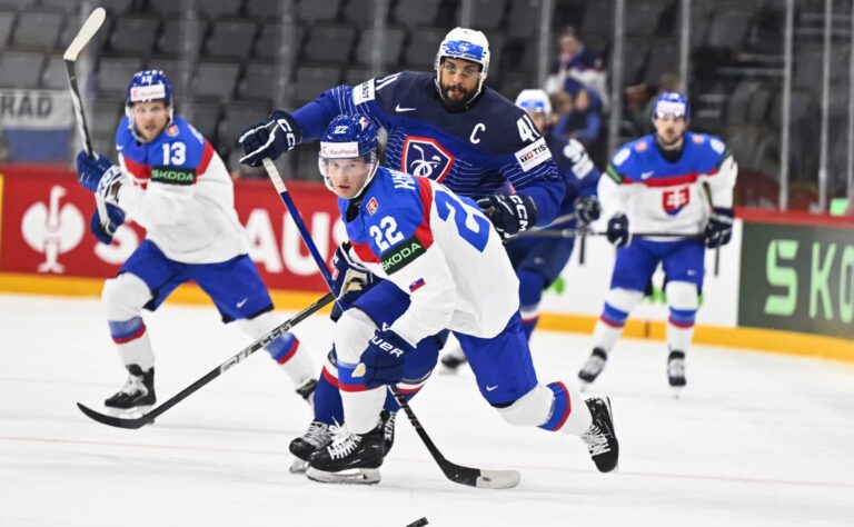 Jääkiekon MM-kisaottelu päättyi nujakointiin